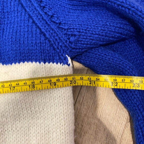 Vintage Cowichan-Style Hand-Knit Cardigan – Women’s S – Bold Wolf Motif - Picture 8 of 9